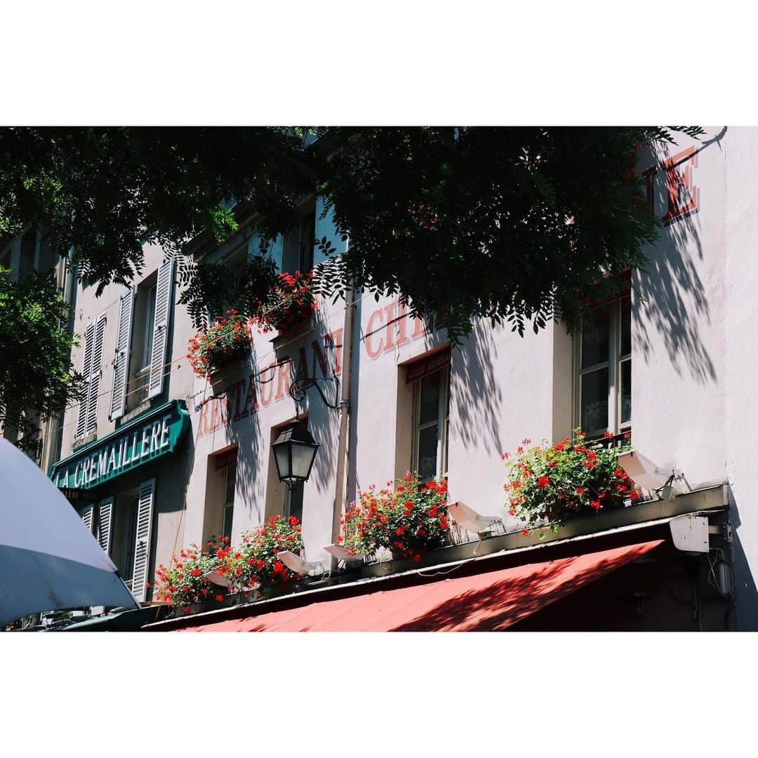 森田想さんのインスタグラム写真 - (森田想Instagram)「念願のモンマントル地区 午前中に繰り出し、ゆっくり歩きながら、行きたかった美術館やサクレ・クール寺院からパリを見下ろしました #モンマントル  #montmartre #museedemontmartre」8月3日 19時20分 - kokoro_morita