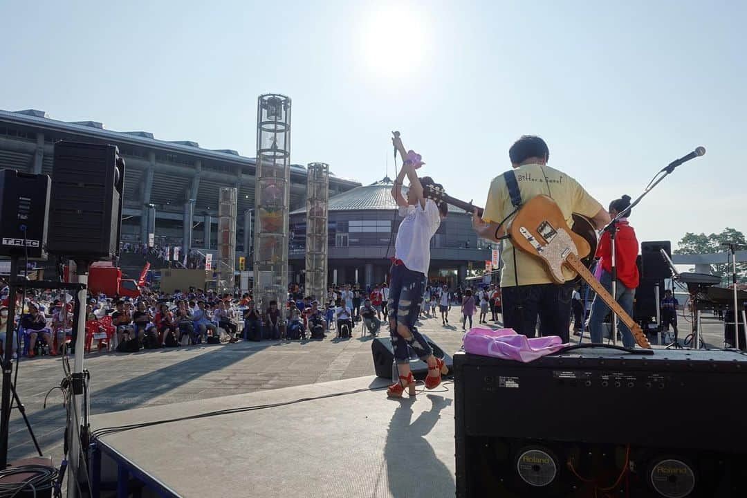 長谷川萌美さんのインスタグラム写真 - (長谷川萌美Instagram)「. . 日産スタジアム⚽️🏟 トリコロールランド🎤にて🎵 . . LIVE 暑い中聴いてくださった皆さん！ありがとうございました😊💗！！ . 楽しかった💕🌈 .  #ビタスイ #live #日産スタジアム #トリコロールランド #⚽️ #試合 #ライブ」8月3日 19時21分 - moemi_hasegawa