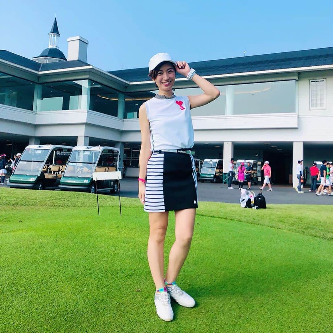 のインスタグラム：「アルチビオのウェアは、細かいところまでカワイイ💓 それぞれの着こなしを拝見できるのもコンペの醍醐味😌 * ②アルチビオの社長さんと🤗  関西の人だからノリが最高👍笑 ③朝からハイテンションな三人🚘✨ * #instagolf #golstagram #골프스타그램﻿﻿﻿ #ゴルフ #golf #골프 #ゴルフ女子 #女子ゴルフ  #アルチビオ #archivio #アルチビオ杯 @archivio.official」