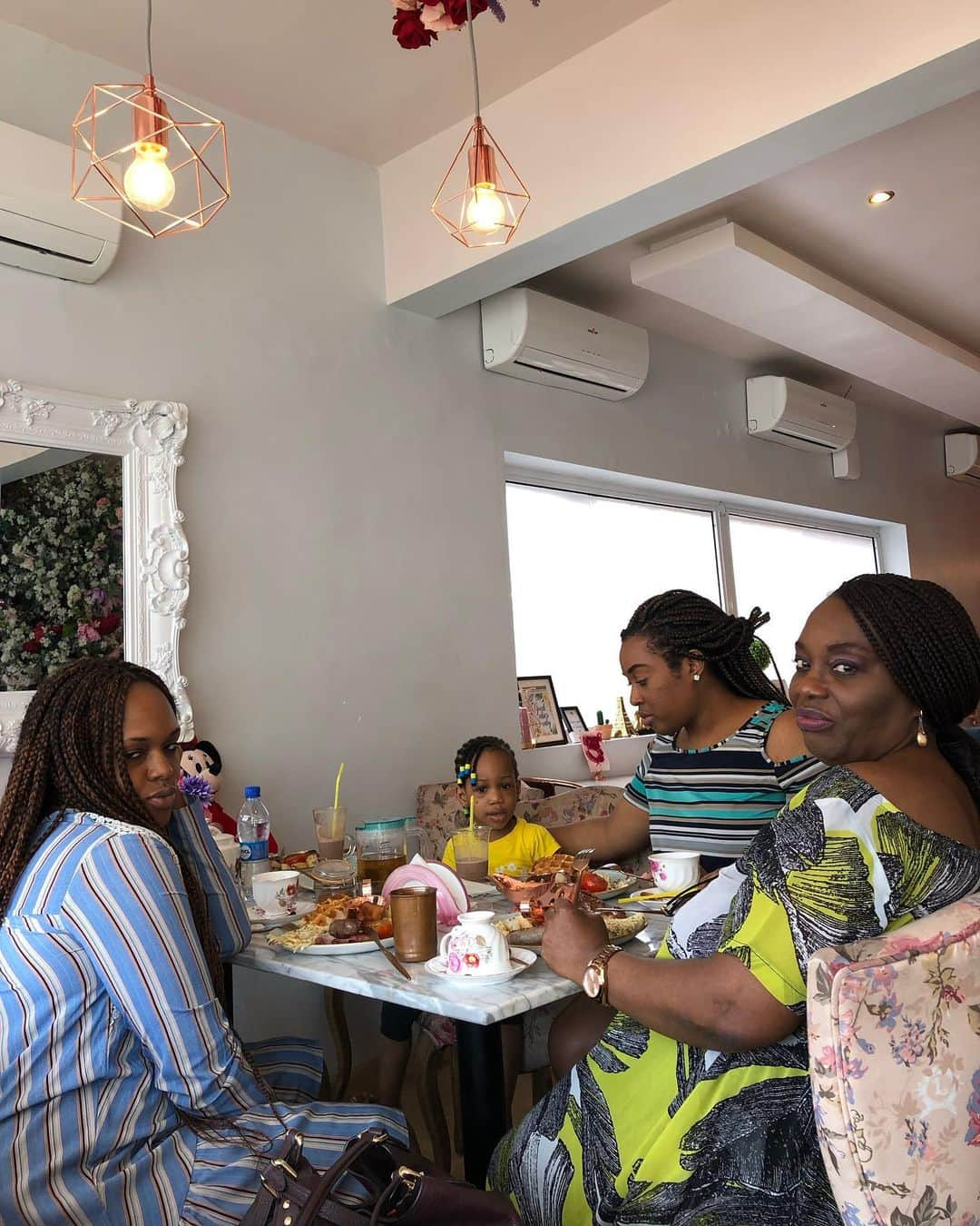 ノーブル・イグウェさんのインスタグラム写真 - (ノーブル・イグウェInstagram)「FAMILY BREAKFAST  Saturdays are for early Morning Tennis followed by family breakfast. Today, Chioma drove from the house to the restaurant with the side mirrors closed. Nobs : Why are you speeding with your mirrors closed ? Chioma : But I can see  Nobs : How ? Chioma : with the rear view mirror  Nobs : and the cars by the side ? Chioma : They will avoid me. Nobs : shakes head. Breakfast Team : Mother-in-law, Sister-in-law, Jax, Chioma and I. Tell me who ate what.」8月3日 19時26分 - noble_igwe