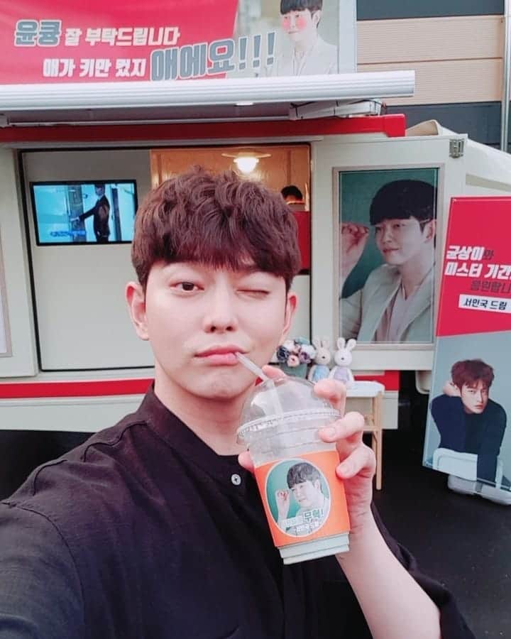 ユン・ギュンサンのインスタグラム：「#인꾹잉 어여 접선하자잉ㅋㅋ 땡쓰 브로♡ 33살 거인 애 래요 😦」