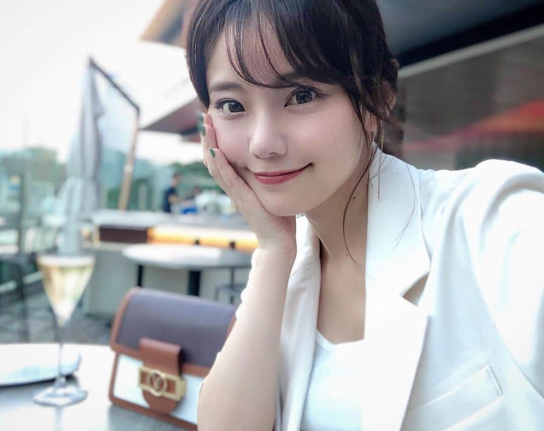 林村ゆかりのインスタグラム：「昨日は、日頃の緊張感チリ積も案件で涙が止まらなかった日。今年に入って初かも。飲んで休んでスッキリ。 赤坂にある、#nomad ってお店、夕方きたら気持ちよかったです😌 8月21日発売のエトヴォスのリップ。 塗りやすくてとっても良いお色❤︎ ⠀ ⠀ ⠀ #新作メイク#コスメ#cosme#美容#アラフォー#ミドサー#美容好き#美容好きな人と繋がりたい #秋メイク#makeup#cosmetic #cosmetics#秋コスメ#リップ#口紅#beauty#新作コスメ#新作リップ#エトヴォス#etvos」