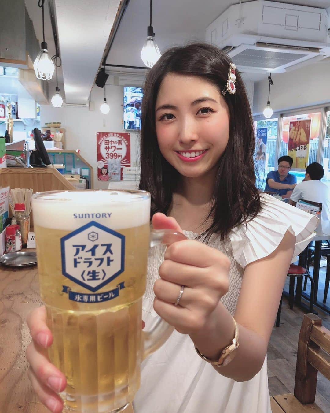 小谷津友里さんのインスタグラム写真 - (小谷津友里Instagram)「渋谷でゆりちゃんと乾杯🍻﻿ ﻿ お互い「ゆり」で﻿ 同い年で﻿ 野球が好き！！﻿ ゆりちゃんはヤクルト、私はベイスターズ⚾️﻿ 会うといつも野球の話してるよ🥳﻿ ﻿ ﻿ #アイスドラフト﻿ 氷が入ってて﻿ ぬるくならなくて﻿ キーンと冷えてて美味しい～💕﻿ 700mlも入ってるのに最後までずっと冷たくて🥰﻿ 計算して作られてるから最後まで﻿ しっかり美味しいよん🧡﻿ ﻿ 1杯飲んだあと﻿ ゆりちゃんは野球場へw﻿ 私は家でご飯作りながら﻿ 観戦🥳﻿ ﻿ 今日ベイスターズは 1位の巨人との対戦で﻿ 今 2.5ゲーム差！！﻿ 応援により一層力が入るわ🥰﻿ ﻿ただいま5点リード！！ ﻿がんばれ～！！！！ ﻿ #アイスドラフト﻿ #アイドラ﻿#氷入りビール﻿#串カツ田中﻿#渋谷宮益坂店 #yummy#ビール女子 #野球女子#こやゆりフード#乾杯#渋谷#japanesegirl #ワンピース#グルメ#tokyo#東京グルメ #居酒屋 #beer#selfie #自撮り」8月3日 19時31分 - yurikoyatsu