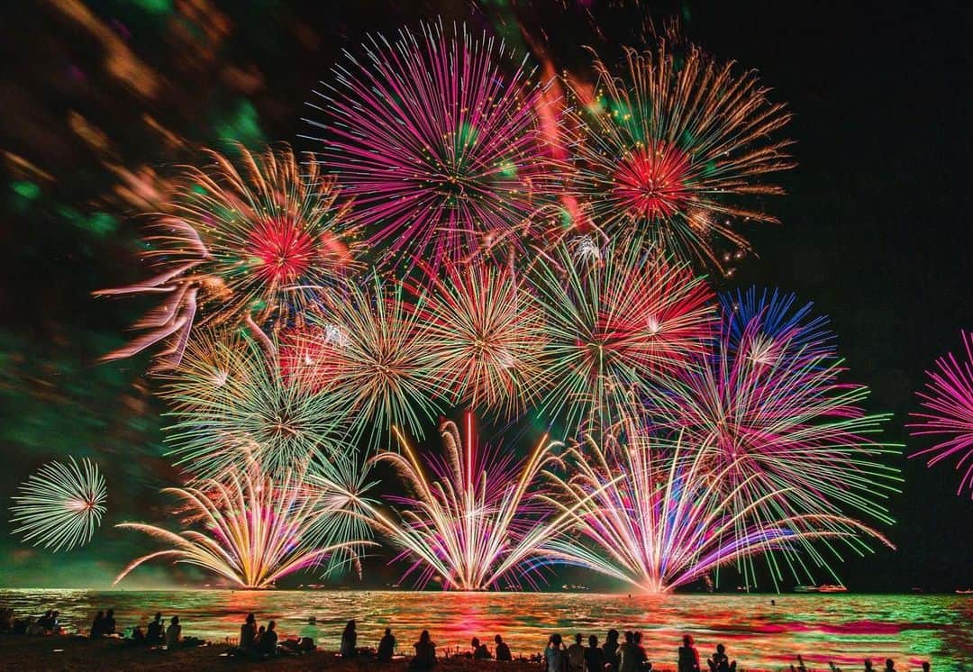 RIKUYAのインスタグラム：「🎇 びわ湖大花火大会 Biwako Fireworks Festival 琵琶湖の夜空を彩る花火 ㅤ 滋賀県大津市/滋賀県営大津港沖水面一帯 開催日時 2019年8月8日(木)19:30～20:30 打ち上げ数 約1万発 ㅤ #滋賀 #大津 #花火 #カメラ #一眼レフ #キャノン #Canon #instalike #instagood #ig_Japan #wp_japan #jp_gallery #icu_japan #photo_jp #jalan_travel #art_of_japan_ #special_spot_  #bestjapanpics #japan_of_insta #PHOS_JAPAN  #instagramjapan #ig_photosentez #bestphoto_japan #longexposure_japan . 📍Location : Shiga / Japan .」