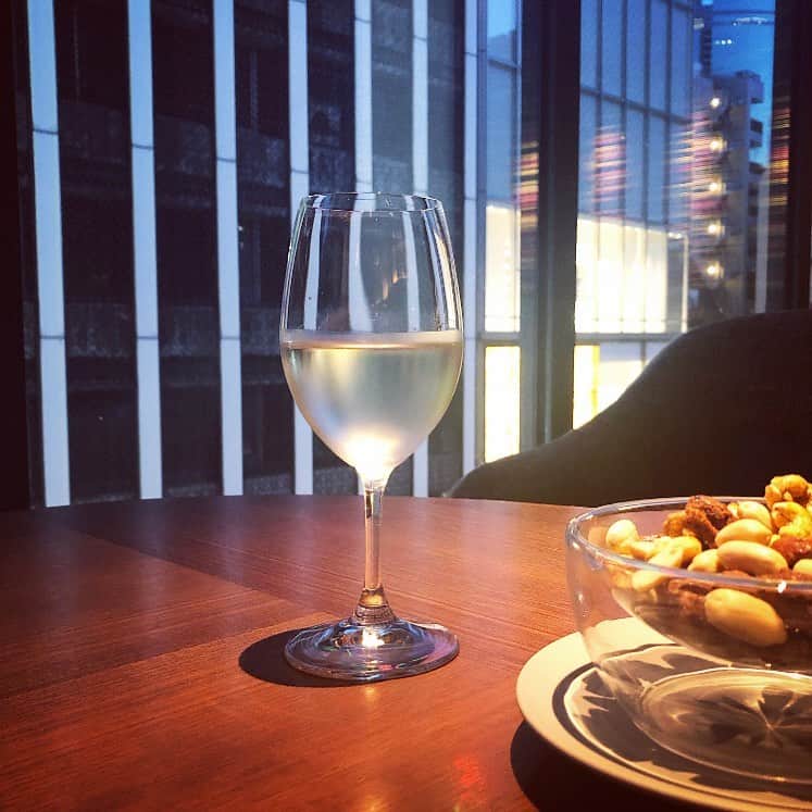 榊山敬代のインスタグラム：「🍷❄️… ・  目的地には行かずに 一休みビアンコの巻  結果  目的地で楽しむよりも 直感で訪ねた処の方が  音楽よし 空間よし  と  自らの嗅覚を信じてみてよかったなぁと 気付かせてくださいました八月の始まり ・ ・ ・ ・ 🎐次回展示のお知らせ… ・  榊山敬代 日本画展 「浄」Kiyoshi 泥水に咲く蓮のように  会期：令和元年 9月21日(土)／22日(日)／23日(月・祝) 会場：池上大坊本行寺客殿１階　牡丹／桔梗之間  開館時間／午前10時から午後3時　 作家在廊時間／全日午後12時から15時 入場料／無料  アクセス／東京都大田区池上2-10-5（都営浅草線西馬込駅・東急池上線池上駅より、いずれも徒歩10分） http://www.hongyozi.or.jp/ ・ ・ ・  この度は 東京は池上大坊本行寺にて 蓮をモチーフに 福島県いわき市のお寺より ご依頼いただき制作しました作品をはじめ いわき市のお寺からインスピレーションを いただき 仏教の説法のひとコマであります 八正道をテーマにしました新作を お披露目させていただきます  三日間と短い会期ではございますが お彼岸の季節に 情緒あるお寺の景観の中で 日本画とこころ浄らかなひとときへ ご案内できればとおもいます  本行寺から本門寺へと続く境内では都心を忘れるような壮観な眺めもございます 展示の他にも見所豊かなお寺ですのでこの機会にゆっくりとご堪能ください  個展開催につきましてのこころざしや 新作に対しての姿勢などはブログなど 少しずつ更新していきたくおもいます  チラシ掲載作品 八正道〈弐〉正しい心を灯して生きるとき 〈正命・正精進・正念・正定 図〉 制作 平成31年／絹本・彩色 ・ ・ ---------------------------------------- ・ ・ ・・ ・ ・ #Tokyo #ginza #東京 #銀座 #お散歩 #bar #ワイン #wine #白ワイン #bianco #love #ナッツ #🥜 #smokenuts #MUSIC #housemusic #oasis #オアシス #art #beautiful #日本画家 の #外出こんなもん #気分転換 #夏休みの過ごし方 #summer」