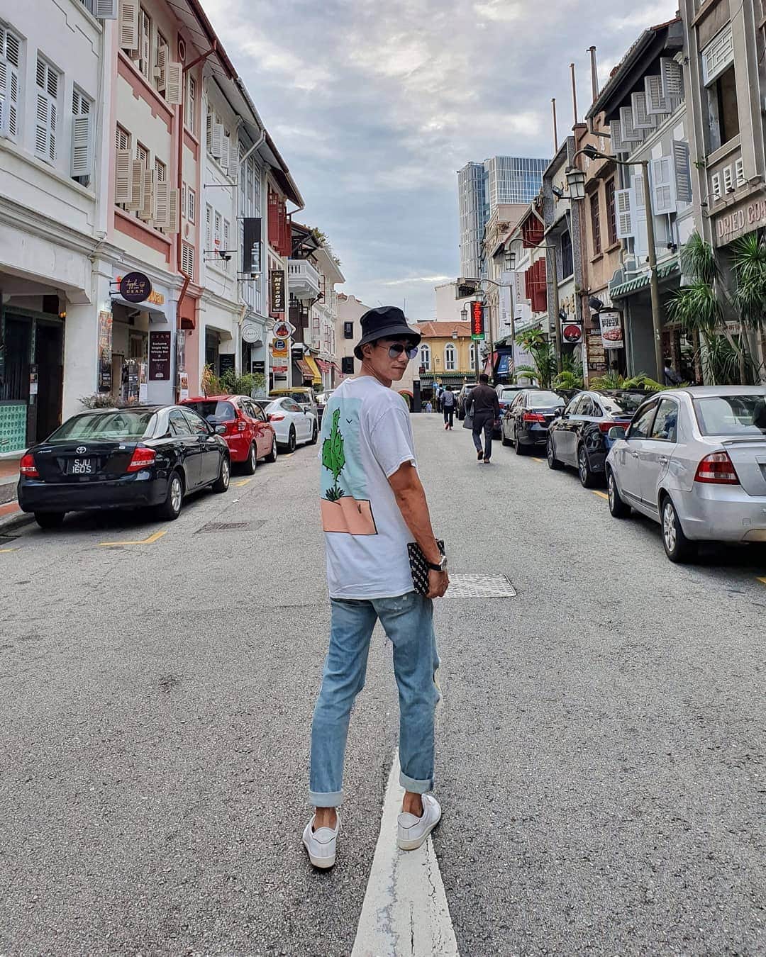 デスモンド・タンのインスタグラム：「Sometimes it's good to turn back, smile at the silliness of your old self and be reminded never to make the same mistakes again. Look forward, work hard and grow to be a better version of yourself! Outdo yourself!  P.S. 刚到台北就马上想家了! 🤣 最想我两个宝贝毛宝宝!」