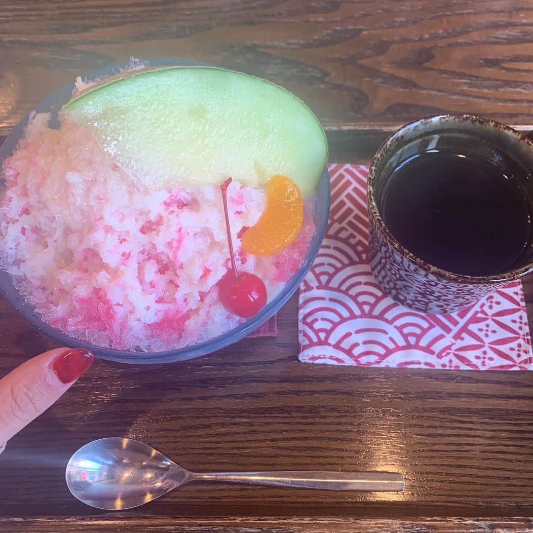 高橋有紀さんのインスタグラム写真 - (高橋有紀Instagram)「昨日の空き時間に浅草で鰻とカキ氷〜満足🌹 ピアスは #liquem_yuki の薔薇 ワンピは @prada  浅草に来てくれた人にオススメしまくったて早速みんな買っていたのは、三枚目！今年すごい持ってる人多いけど、私的にダントツで風量が強いのは @nitori_official のコレ。何故かよく家電を紹介してます。家電好き」8月3日 19時40分 - osakana_yuki