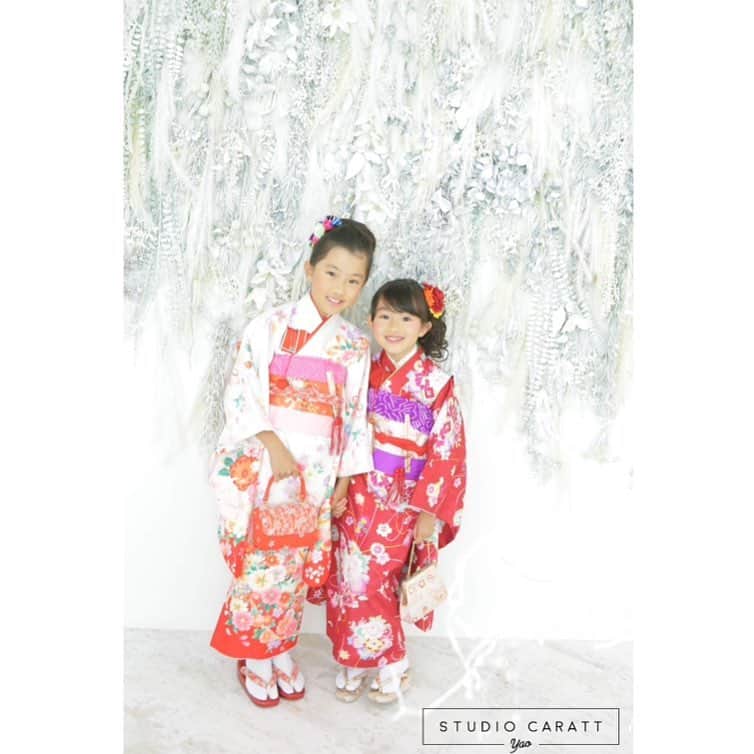 のインスタグラム：「* * この機会だから #姉妹 揃っての 着物撮影📸❤︎ 2人ともポーズばっちり◎😉 * * #studiocaratt #photostudio #スタジオキャラット #写真館 #スタジオキャラットアリオ八尾店 #大阪 #八尾 #アリオ八尾 #スタジオリニューアル #七五三 #和装 #kimonostyle  #sisters #girls #photooftheday #cute#smile  #instagood #ig_kids  #instalike #photography」