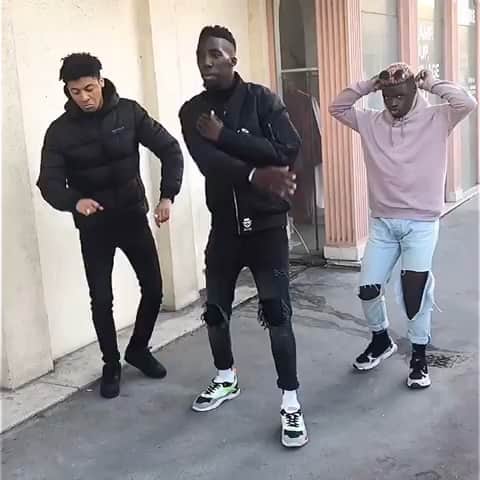 ヨアン・ベナルアンのインスタグラム：「Good morning today wake up with @papy.mendy & @ndidi25 & @demarai y en a très très grand #yb29pablopicasso #nottingham #nottinghamforest #leicester #england #birmingham #london #tunisie #france #italie #sunshine #sunnyday #hitmanbenalouane #dance #talent #dontbejalous #twerk #show #music #algerie #bergamo #verona #quality #dance #china #japon #chine #russia #russie 🦅」