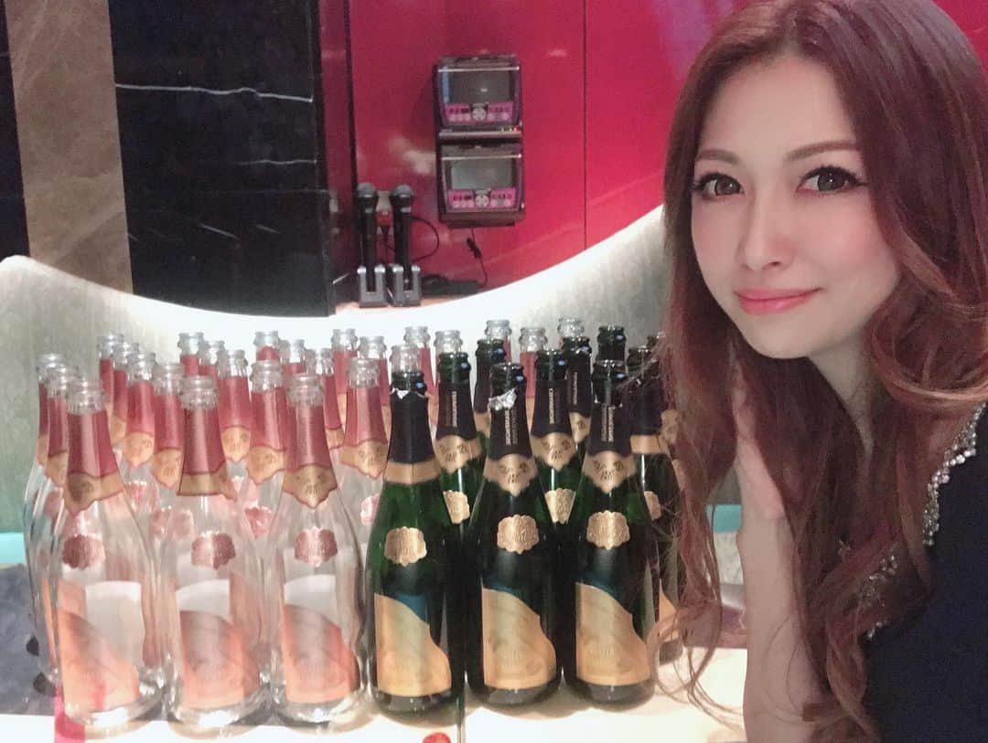 美沙さんのインスタグラム写真 - (美沙Instagram)「ソウメイバージョン🍾 誕生日あと祝い🎉 弾丸東京から帰宅✈️ 22時出勤ですよーん🤗💓 . #soumei #soumeijapan #soumeigirl #champagne #ソウメイ #ソウメイガール #シャンパン#🍾 #糖質カット #ダイエット #ダイエットシャンパン #GRACE #グレイス #中洲 #篠原美沙 #キャバクラ #キャバ嬢 #ホステス」8月3日 19時42分 - misa0623r