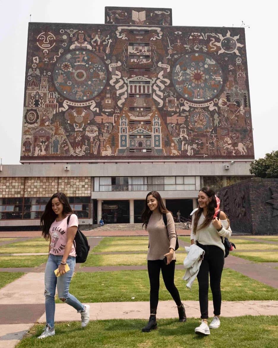 POPEYE_Magazineさんのインスタグラム写真 - (POPEYE_MagazineInstagram)「シティの南部にあるUNAM(メキシコ自治大学)は中南米最大の規模を持つ大学で、東京ド－ムの約 150 倍という広大な土地には美術館や博物館にはじまり、オリンピックのスタジアム(!)まである。それってもう街だよね、と思ったら、そう、正確には"大学都市"らしい。ここでまず見たかったのは中央図書館の四方に描かれた壁画だ。ファン・オゴルマンがメキシコの歴史を描いたもので世界最大らしい。その後の旅でも感じたが、メキシコ人のやることはとにかくスケールが大きいのだった。#popeyemagazine　#vivamexico」8月3日 19時46分 - popeye_magazine_official