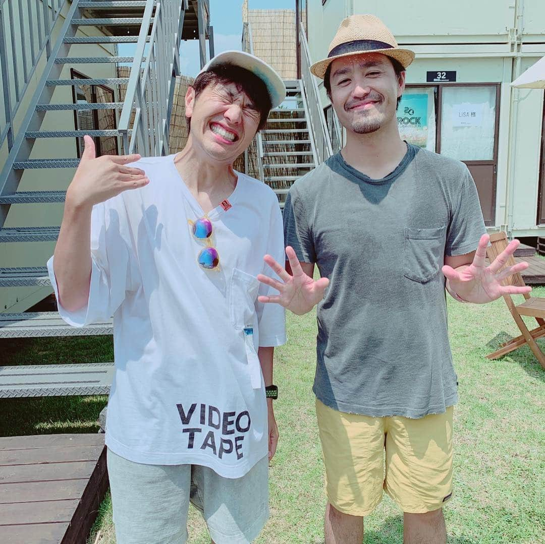 北川悠仁さんのインスタグラム写真 - (北川悠仁Instagram)「#RIJF2019 おまけ。 #Official髭男dism #髭男 #ボーカルの藤原君とは #以前一緒に飲んだことあって #久しぶりの再会 #素晴らしい楽曲を生み出してるバンド #キマグレン #ゆずグレン #ISEKI #久しぶりの再会 #わざわざゆずを観に #朝一から来てくれた #久しぶりにいっぱい話せて #嬉しかったよ #それにしても #暑かったぁ」8月3日 20時03分 - yujin_kitagawa