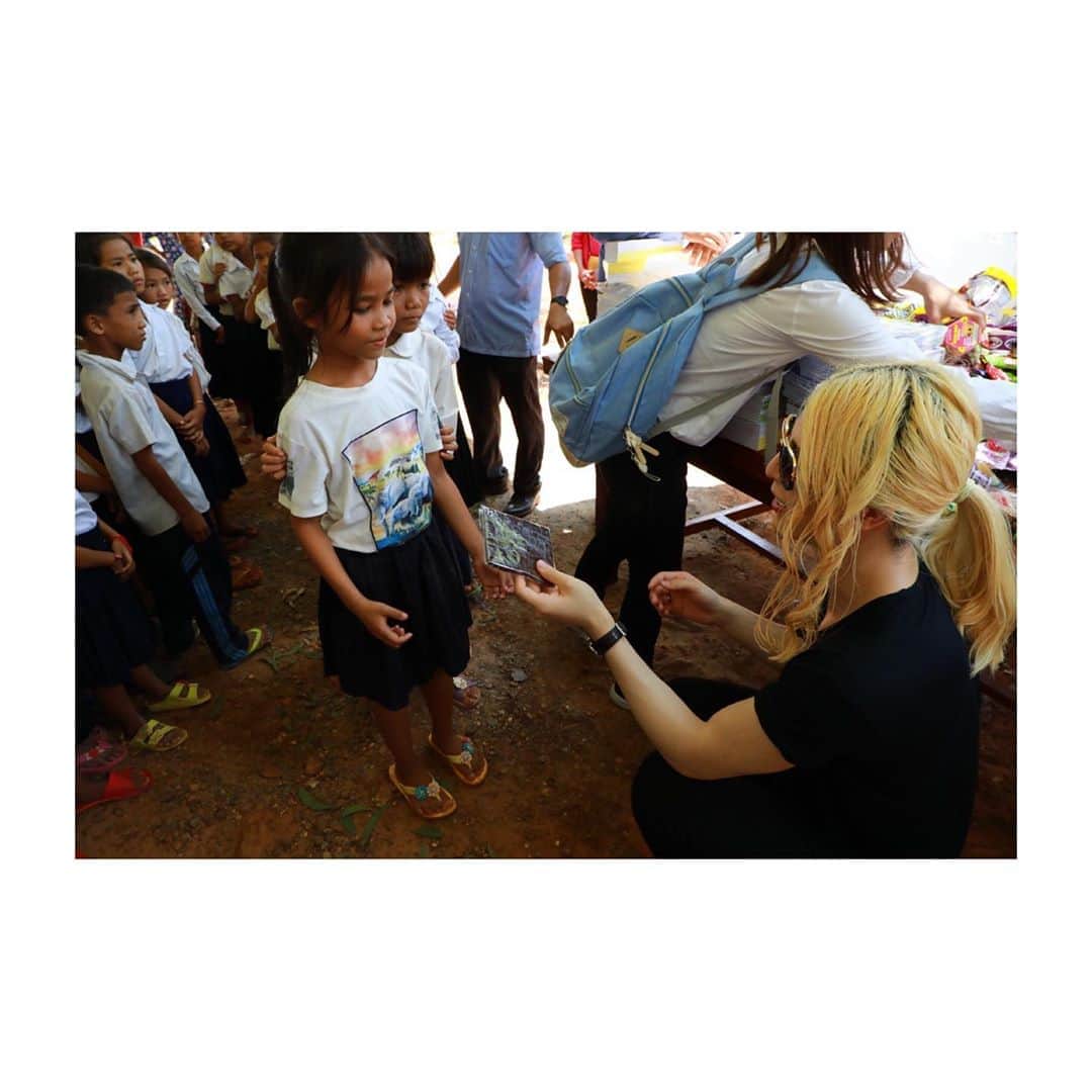 ROLANDさんのインスタグラム写真 - (ROLANDInstagram)「- - カンボジアを訪問させて頂いた時の写真が届いた。 - 元々皆様が著書を買ってくれたお陰で建てられた学校なので、俺が凄いのではなくみんなのお陰さ。 - #カンボジア #学校設立 #著書 #俺か俺以外か #12万部突破中 #みんなありがとう」8月3日 19時55分 - roland_0fficial