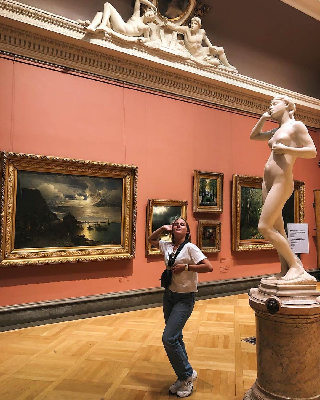 イザベル・オルソンのインスタグラム：「Museum är kul 🗽」