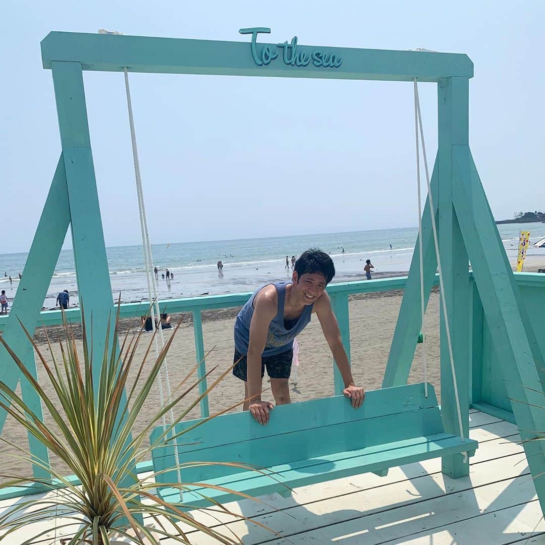 柴田英嗣のインスタグラム：「ブランコ  #いや座らんのかいっ！ #押す方なんかいっ！ #やや逆光かいっ！ #なのにまぶしそうなんかいっ！ #この後ご飯食べたいかいっ！ #美味かったんかいっ！  #海引いてんねー。 #最近天気good😊 #tothesea #タイ村 #beachroom」