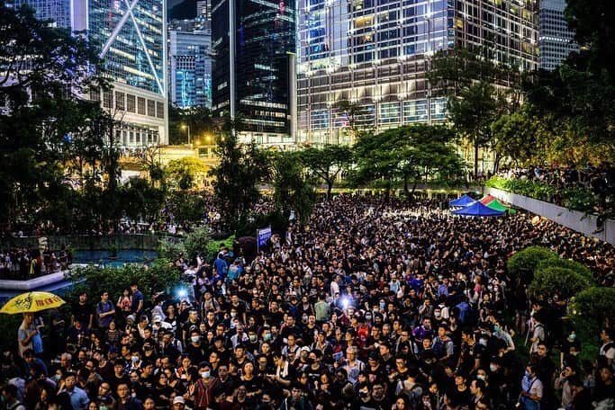 AFP通信さんのインスタグラム写真 - (AFP通信Instagram)「#AFPrepost 📷 @antwallace - Hong Kong civil servants and medics kicked off a weekend of anti-government protests. Hoping the next few days will be as peaceful as it was tonight #HongKong」8月3日 19時58分 - afpphoto
