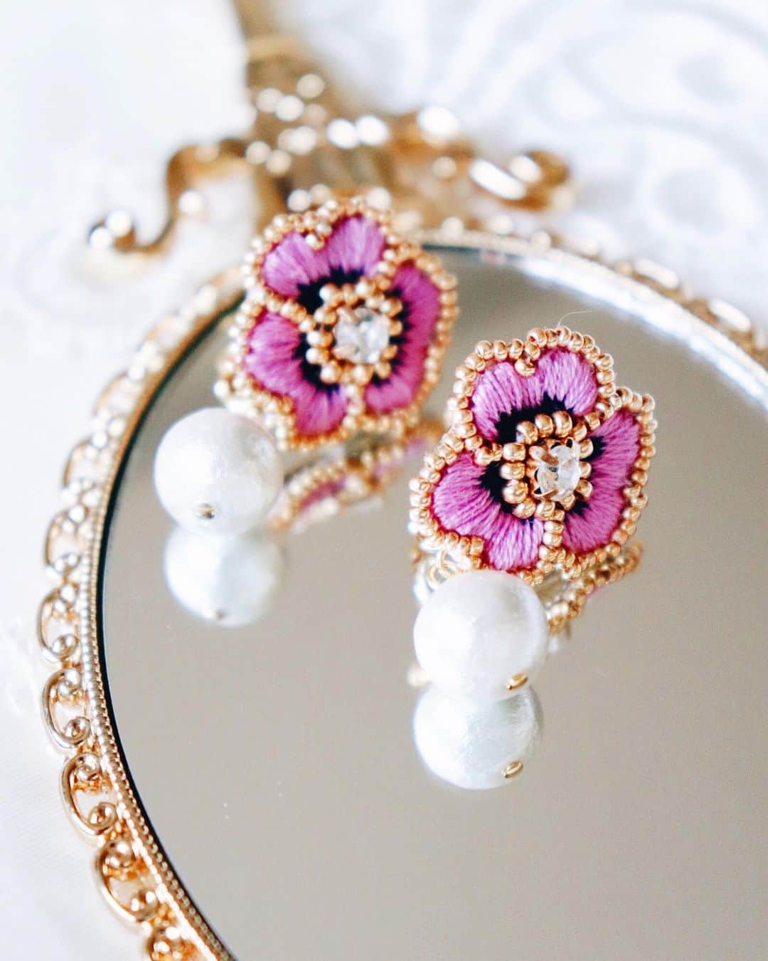 handmade shopのインスタグラム：「このあと23時からonline shop販売会スタートします✨﻿ ﻿ お花のアクセサリー﻿ リニューアル前 最後の販売です😊﻿ ﻿ プロフィールのリンクから﻿ ぜひonline shopをチェックしてみてください🌷﻿ ﻿ ✔︎ご注文確認メールを4日から順次﻿ わたくしの方からお送りいたします🌿﻿ コンビニ払いを選択された方は﻿ 支払期限がありますのでご注意ください。﻿ ﻿ ✔︎金具は基本的にチタンピアスです﻿ 樹脂ピアス、イヤリングへの変更可能です😊﻿ 変更の仕方はそれぞれの商品ページに﻿ 記載しておりますのでご覧ください﻿ (※変更の仕方は商品によって異なります)﻿ ﻿ ✔︎作品名に【ピアス】や【イヤリング】と﻿ ついているものは裏が完成しているものになります﻿ 金具の変更はできませんので﻿ ご注意ください🙏🌼﻿ ﻿ ✔︎今回はたくさんのお花をご準備しました。﻿ ・金具を変更できるお花﻿ ・ピアスに仕上がっているお花﻿ ・イヤリングに仕上がっているお花﻿ の順にonline shopへ掲載しています🌼﻿ ﻿ ✔︎27日の投稿でご報告いたしましたが﻿ 9月からお花のアクセサリーの﻿ リニューアルをいたします❣️﻿ 今までのお花、価格での販売は8月で﻿ 最後となりますのでこの機会に﻿ online shopをご覧になってみてください😊﻿ ﻿ ✔︎online shopのnews﻿ 「ご利用案内 Instructions」に﻿ ご注文から商品お届けの流れを記載して﻿ おります。ご購入前にご一読ください。﻿ ﻿ その他、気になる点があれば﻿ お気軽にDMにてお問い合わせください😊﻿ ﻿ ﻿ 8月もお気に入りのお花が﻿ 見つかりますように✨﻿ ﻿ ﻿ The sale will start on August 3rd at 23:00.﻿ We are shipping overseas.」