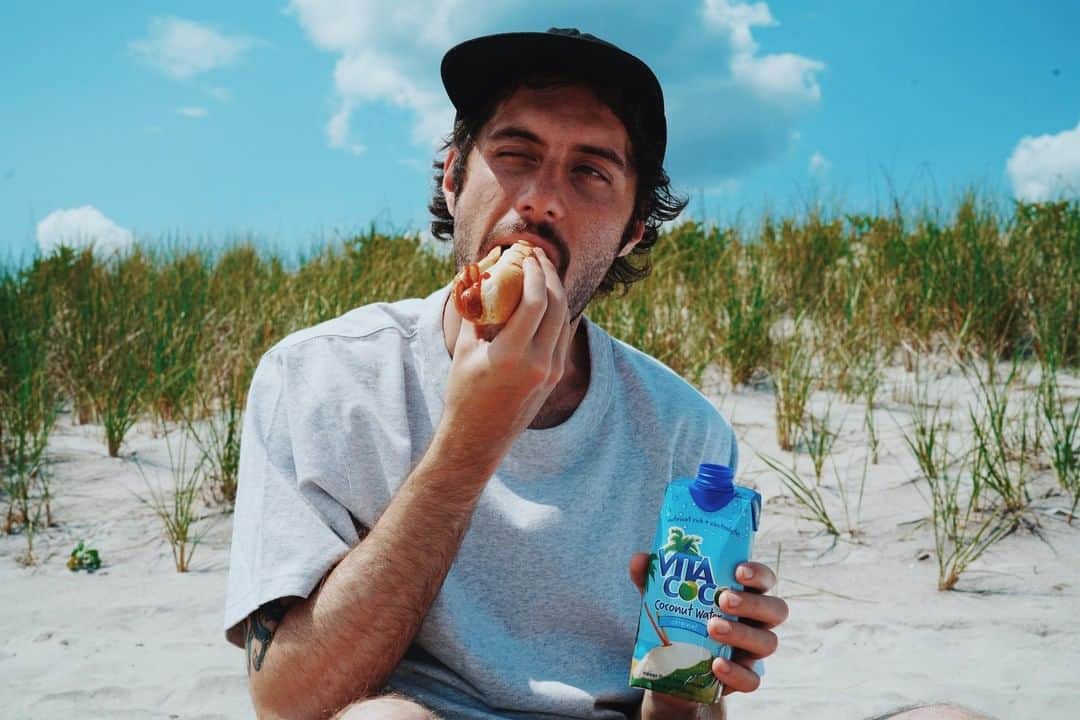 Vita Coco Coconut Waterのインスタグラム：「Suns out buns out.」