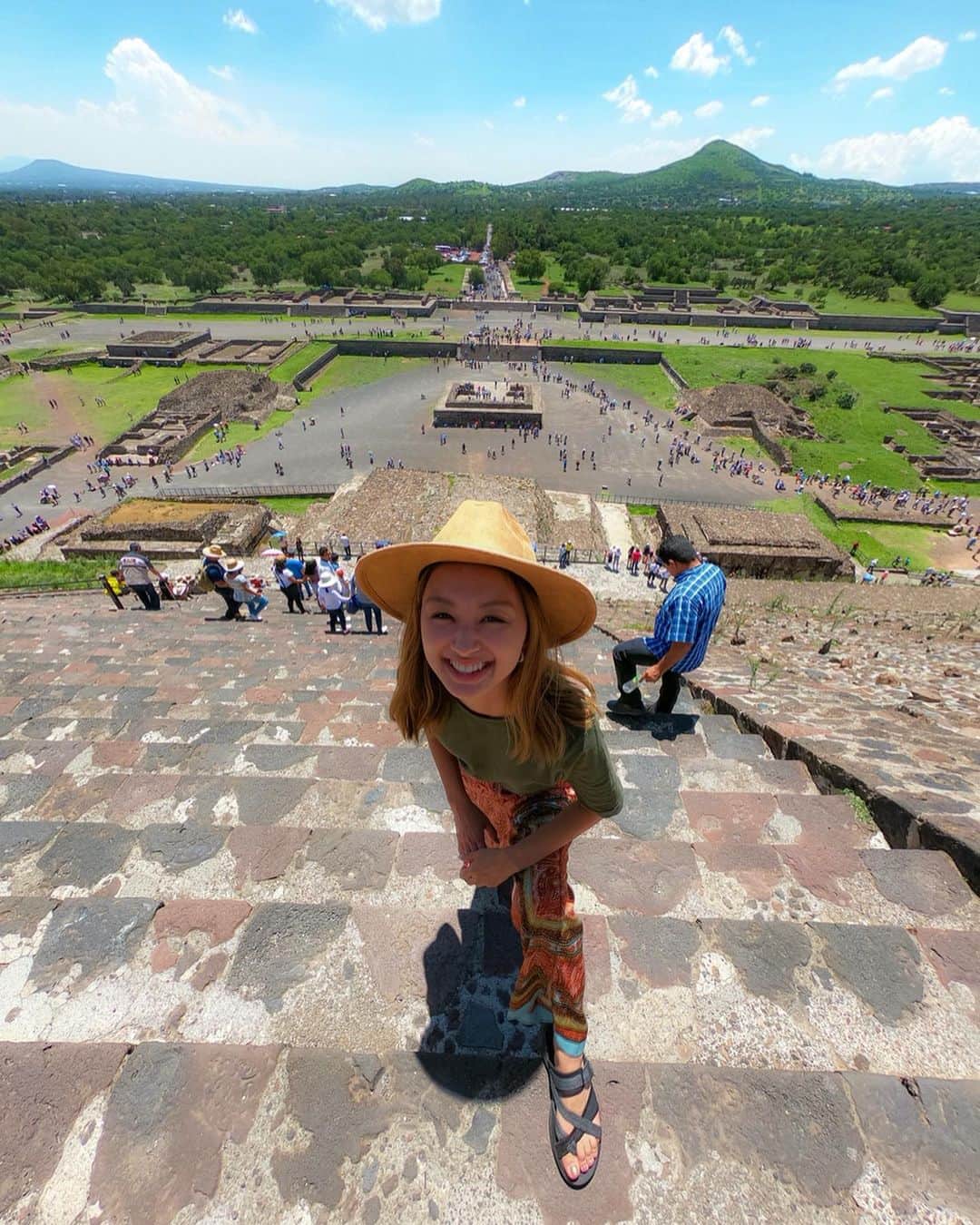 近藤あやさんのインスタグラム写真 - (近藤あやInstagram)「ティオティワカン。 太陽の塔、月の塔が並んでた。 太陽と月はいつも仲良し🌞🌕 . #既に恋しい #メキシコ #mexico #gopro @gopro @goprojp #hero7black  #あや旅19」8月3日 20時00分 - doraemontoaya