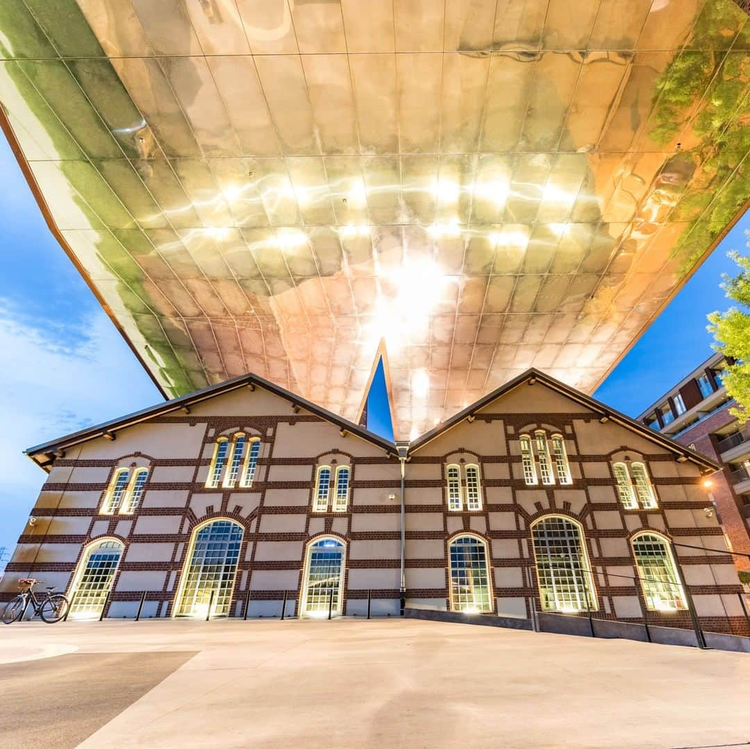 ルフトハンザさんのインスタグラム写真 - (ルフトハンザInstagram)「It looks like as if the sky turned gold – the mirrored ceilings of the CRICOTEKA Museum are illuminated at night, creating spectacular lighting effects and illusions. #Lufthansa #CityOfTheMonth #Kraków」8月3日 20時01分 - lufthansa