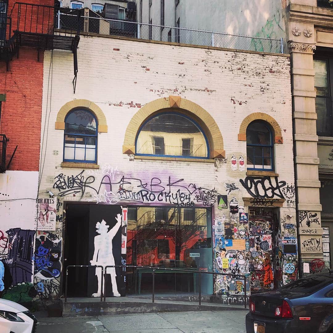高橋歩のインスタグラム：「. . 久しぶりに、オレたちの秘密のアジトNEW YORK BOHEMIAN、襲撃！ . バンクシーもメチャメチャかっこいいけど、やっぱり原点は、バスキア。 . このアジトは、素敵な出逢いが重なって、昔、アンディーウォーホールが所有し、バスキアが住居兼アトリエとして暮らしていた、伝説の空間に創ることができたんだ。 . マジ、やばいっしょ。。。 ここに立つと、我ながら、少し震える。 . さぁ、行こう！どこまでも！ . 【BOHEMIAN / NY】 http://www.playearth.jp/bohemian_ny/ . 秘密のアジトなので誰でも入れるわけじゃないけど、友達は入れるようにするので連絡ちょうだいね。 .」