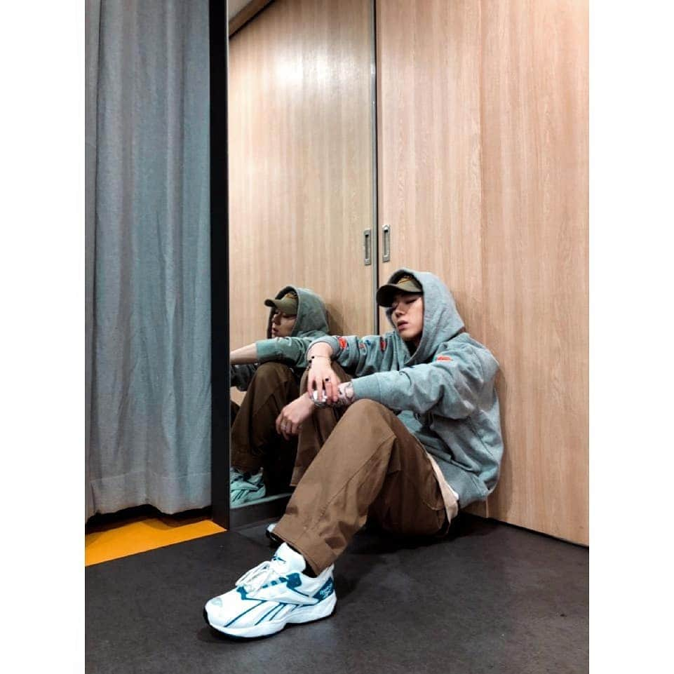 ジコさんのインスタグラム写真 - (ジコInstagram)「#waitingroom #missyoualot @reebokclassickorea, @reebokkorea」8月3日 20時12分 - woozico0914