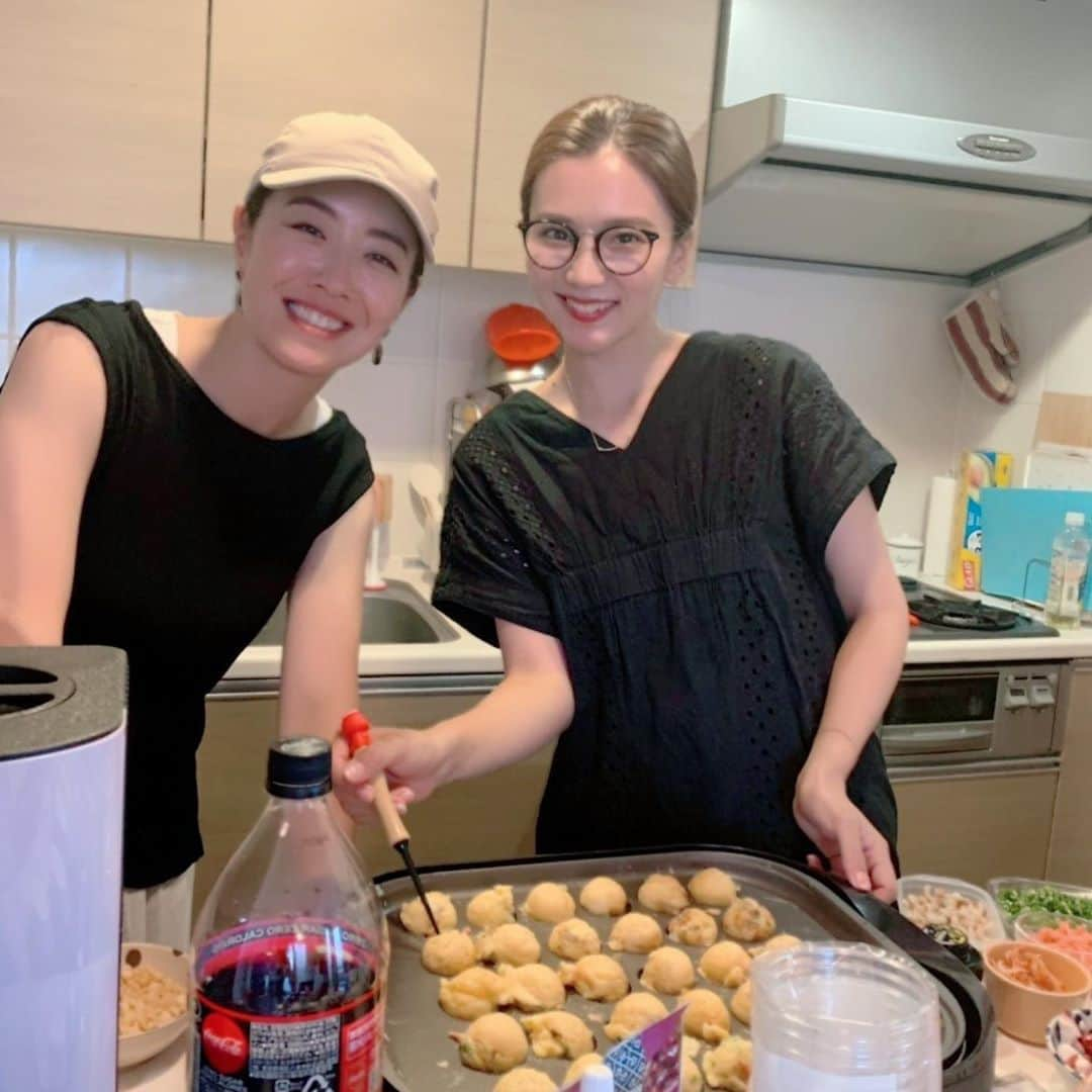 神谷美伽さんのインスタグラム写真 - (神谷美伽Instagram)「おうちで夏祭りしました😚🥂🍉🍧想像以上に楽しすぎた✨たこ焼き、焼きそば、かき氷😋ヨーヨーに輪投げにスイカ割り🍉子どもたちの笑顔が可愛かった♡♡そしてちゃっかり私もお誕生日お祝い🎂してもらいました💐✨今年も幸せに歳をとれました🙏ありがとう✨  #ママ友 #幸せ時間 #夏祭り #バルコニーライフ #誕生日 #花束 #スイカ割り #輪投げ#次は何しようかな☺️」8月3日 20時22分 - mikakamiya14