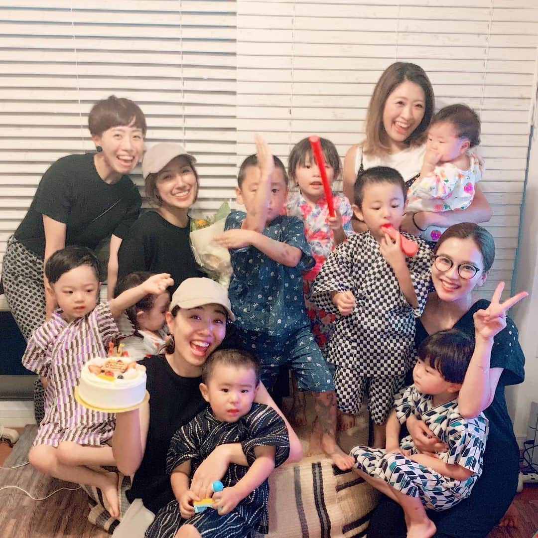 神谷美伽のインスタグラム：「おうちで夏祭りしました😚🥂🍉🍧想像以上に楽しすぎた✨たこ焼き、焼きそば、かき氷😋ヨーヨーに輪投げにスイカ割り🍉子どもたちの笑顔が可愛かった♡♡そしてちゃっかり私もお誕生日お祝い🎂してもらいました💐✨今年も幸せに歳をとれました🙏ありがとう✨  #ママ友 #幸せ時間 #夏祭り #バルコニーライフ #誕生日 #花束 #スイカ割り #輪投げ#次は何しようかな☺️」