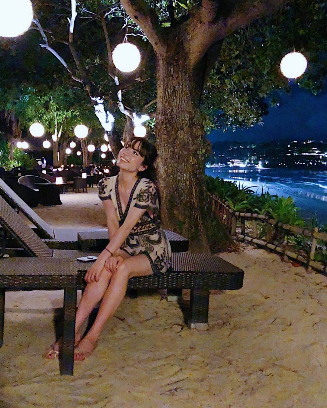 ノウィキ茉莉のインスタグラム：「I love people who make me laugh. I honestly think it’s the thing I like most, to laugh. It cures a multitude of ills. It’s probably the most important thing in a person. . . 私を笑わせてくれる人が大好きなの。本当に笑うってことが私にとって一番好きなこと。悩ましいことが沢山あっても笑うことで救われる。 それって、人にとって一番大事なことじゃないかしら . . #laughter #positivity #positivevibes #live #laugh #love #photooftheday #instagood #bali #indonesia #travel #travelblogger #vacation #summer #beach #笑顔 #happy #バリ島 #インドネシア #夏 #写真が好きな人と繋がりたい #旅行好きな人と繋がりたい #東京カメラ部 #海 #旅行 #audreyhepburn」