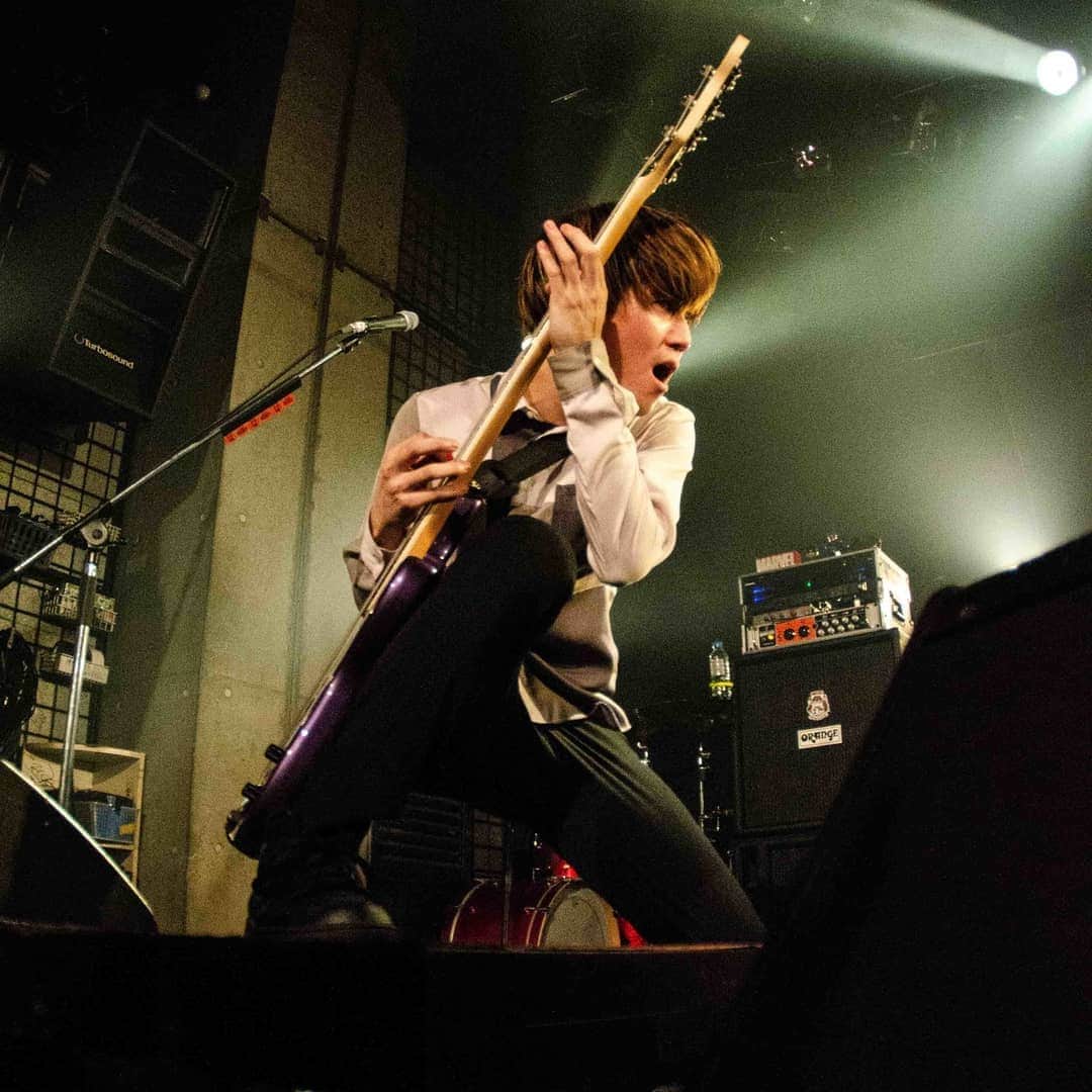 のインスタグラム：「📷@__glistenphobia  明日は野音でお待ちしております！  #bassist #freedomcgr #orangeamps  #studious #nike #airjordan #marvel #iroman #dccomics #batman #ナードのすださんとアメコミ映画の話するんだ」