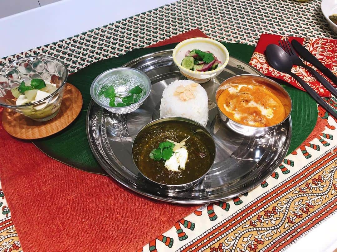 佐藤もも子のインスタグラム：「お料理教室にて✨  今回は手作りチーズでインドカレー🍛 🍛ほうれんそうとチーズのカレー 🍛バターチキンカレー 🥒きゅうりのカチュンバル 🍑桃とキウイのカプレーゼ  #お料理教室 #チーズ料理教室 #カレー #料理 #インド料理 #料理教室 #手作りチーズ #カッテージチーズ #ゴーダチーズ #モッツアレラチーズ #目指せ100メニュー 48.49.50.51」