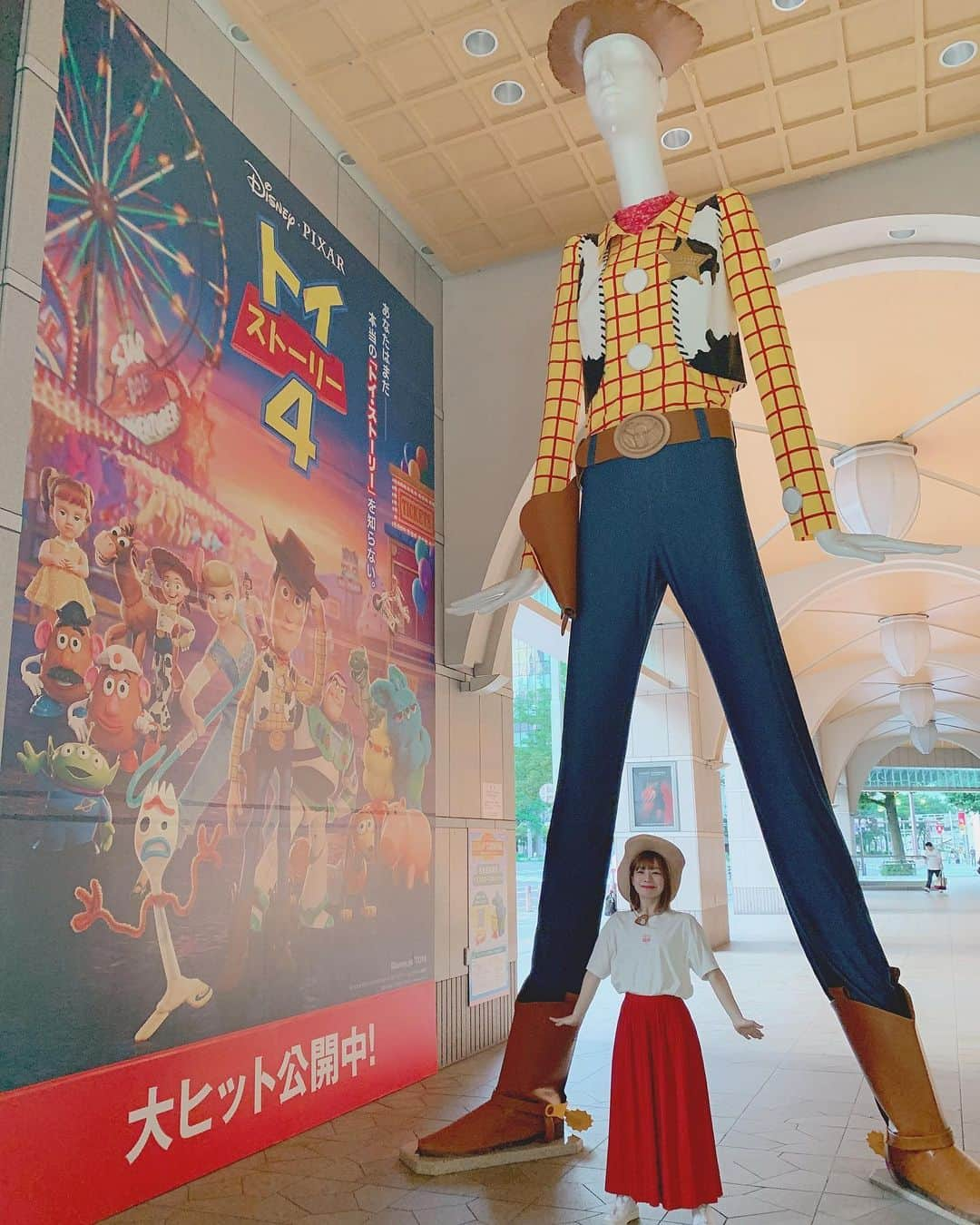 青木詩織さんのインスタグラム写真 - (青木詩織Instagram)「. 朝一でいってきました✌️🎩 かわいい〜😭😭 . . #toystory #トイストーリー #トイストーリー4 #ウッディ #ナナちゃん人形 #today #dailylook」8月3日 20時27分 - aokishiori4