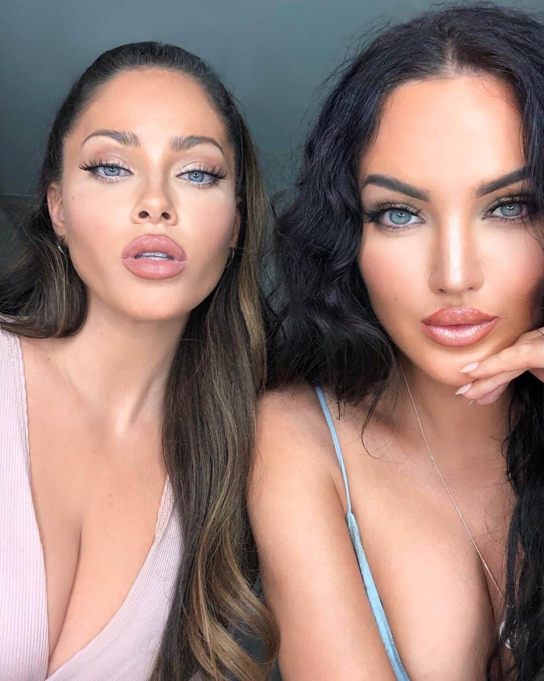 Olivia Piersonさんのインスタグラム写真 - (Olivia PiersonInstagram)「Soul Mates Fo Life 👯‍♀️🖤 @nataliehalcro #Weens  Do you guys miss the darker hair or should I keep the blonde for a while longer? 👱🏼‍♀️」8月4日 5時49分 - oliviapierson
