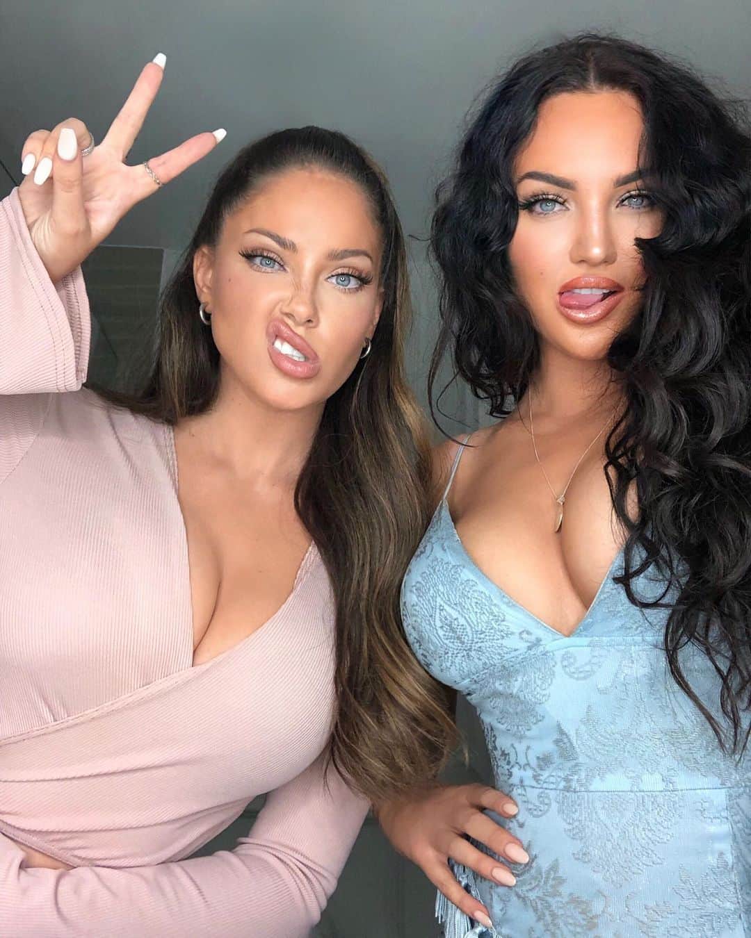 Olivia Piersonさんのインスタグラム写真 - (Olivia PiersonInstagram)「Soul Mates Fo Life 👯‍♀️🖤 @nataliehalcro #Weens  Do you guys miss the darker hair or should I keep the blonde for a while longer? 👱🏼‍♀️」8月4日 5時49分 - oliviapierson