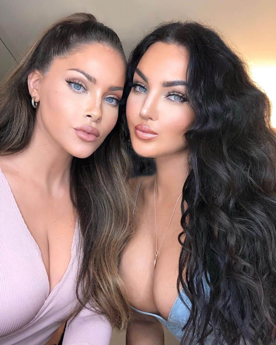 Olivia Piersonさんのインスタグラム写真 - (Olivia PiersonInstagram)「Soul Mates Fo Life 👯‍♀️🖤 @nataliehalcro #Weens  Do you guys miss the darker hair or should I keep the blonde for a while longer? 👱🏼‍♀️」8月4日 5時49分 - oliviapierson