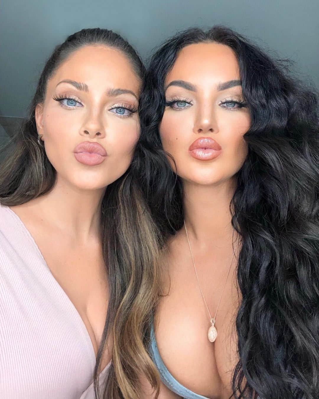 Olivia Piersonさんのインスタグラム写真 - (Olivia PiersonInstagram)「Soul Mates Fo Life 👯‍♀️🖤 @nataliehalcro #Weens  Do you guys miss the darker hair or should I keep the blonde for a while longer? 👱🏼‍♀️」8月4日 5時49分 - oliviapierson