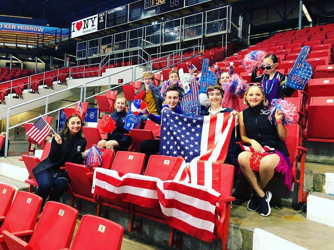 アナスタシア・カヌーシオのインスタグラム：「Had a wonderful time team leading this talented group of kids at the NAC in Lake Placid this week! Good luck to all of you this season! ⛸🇺🇸」