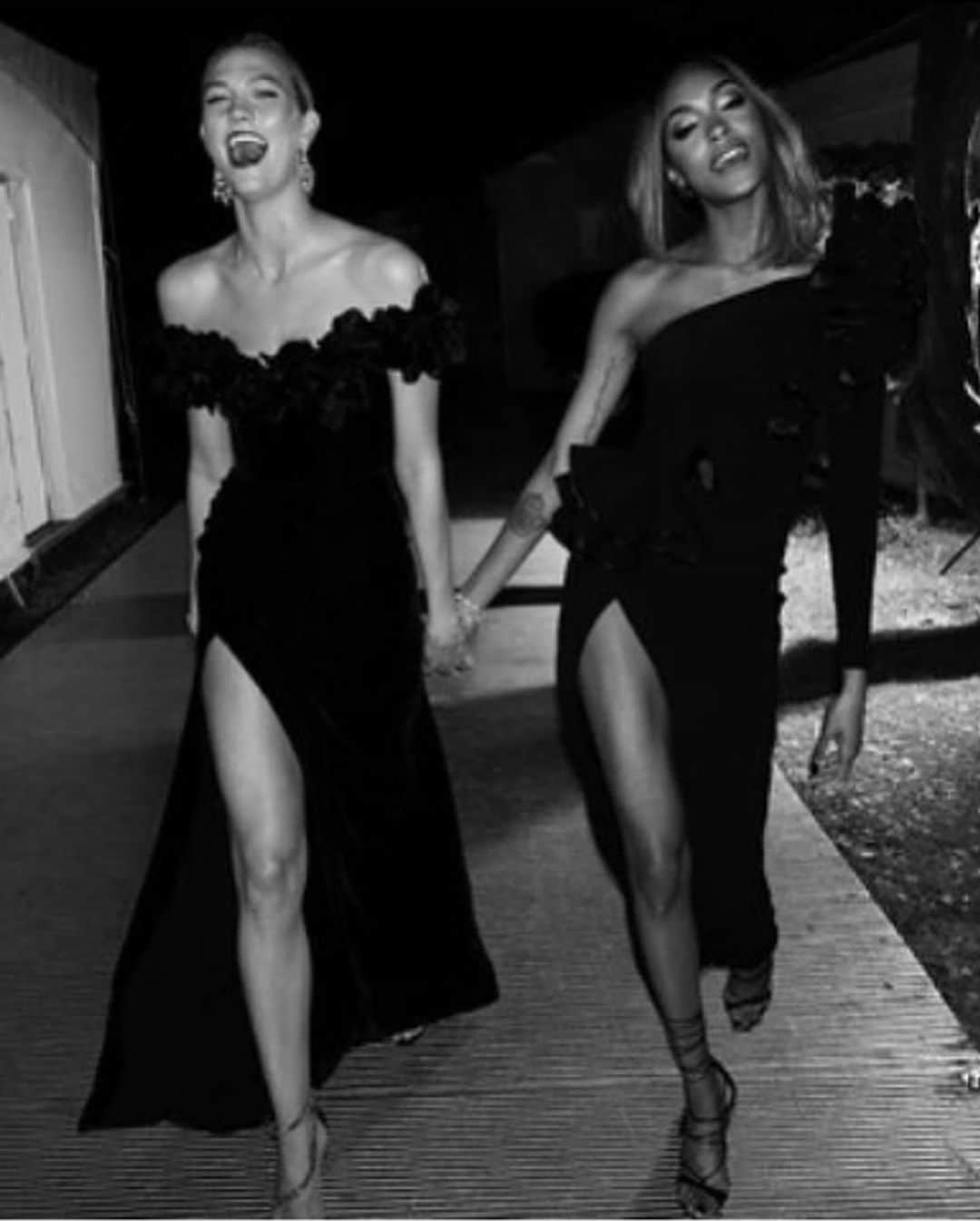 ジョーダン・ダンさんのインスタグラム写真 - (ジョーダン・ダンInstagram)「I wouldn’t want to share this day with anyone else but you @karliekloss love you bestie! 🖤♌️🦁👑🎉🎊🎉🍾🎊🎉👑」8月4日 5時51分 - jourdandunn