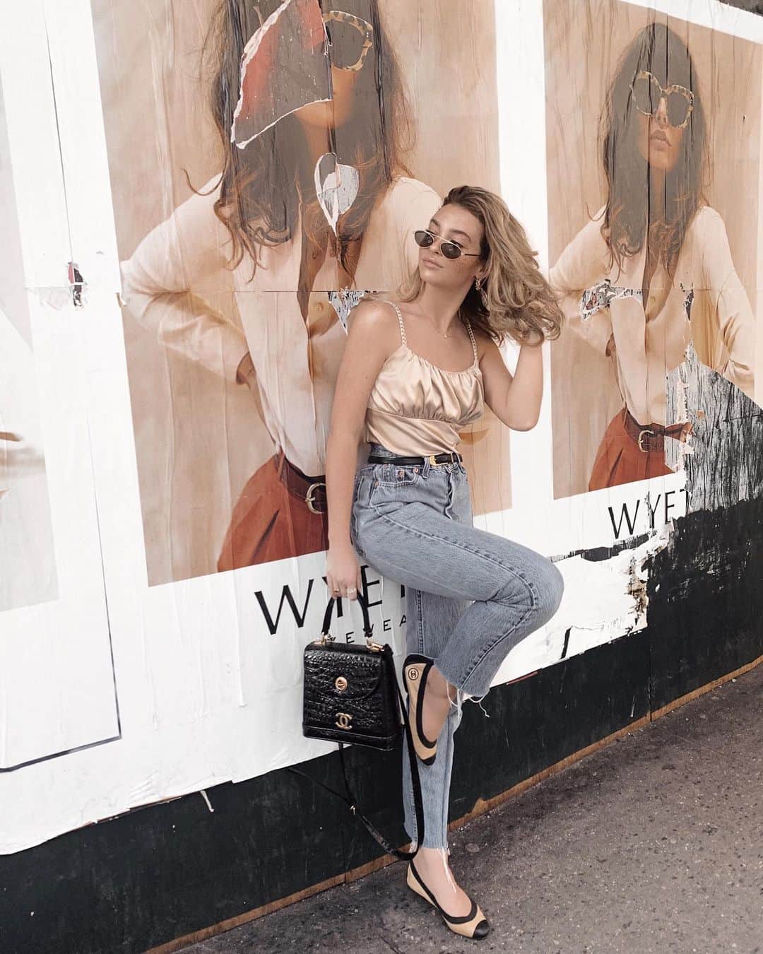 Kelsey Simoneのインスタグラム：「Just waiting...」
