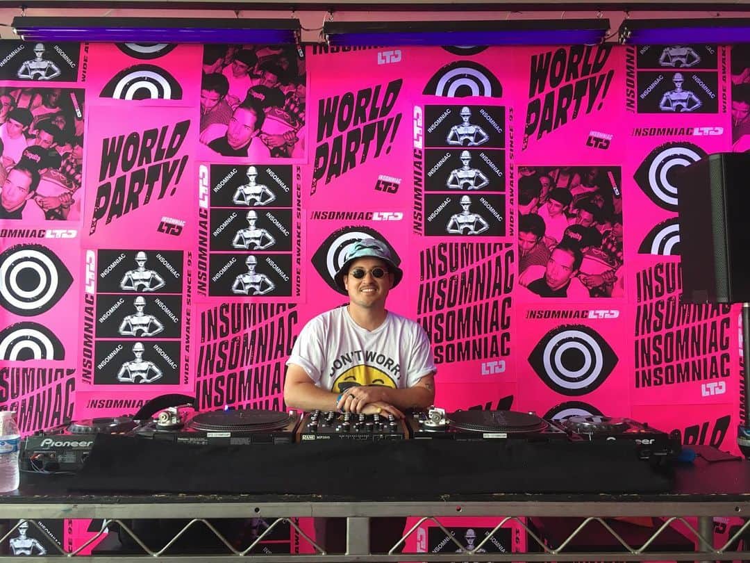 サキャスティックのインスタグラム：「Jonathan back at it. @insomniacltd gift suite @hardfest come by!」