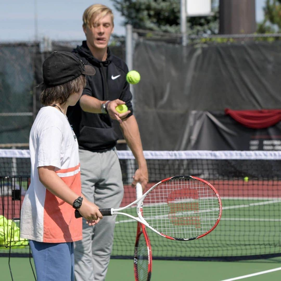 デニス・シャポバロフさんのインスタグラム写真 - (デニス・シャポバロフInstagram)「Great time today giving back to the community providing a tennis clinic with kids of the Centre Lajeunesse here in Montreal @couperogers. I feel unbelievably lucky to be able to bring people together with this beautiful sport. Hope they all enjoyed picking up a racquet for the first time!」8月4日 5時57分 - denis.shapovalov