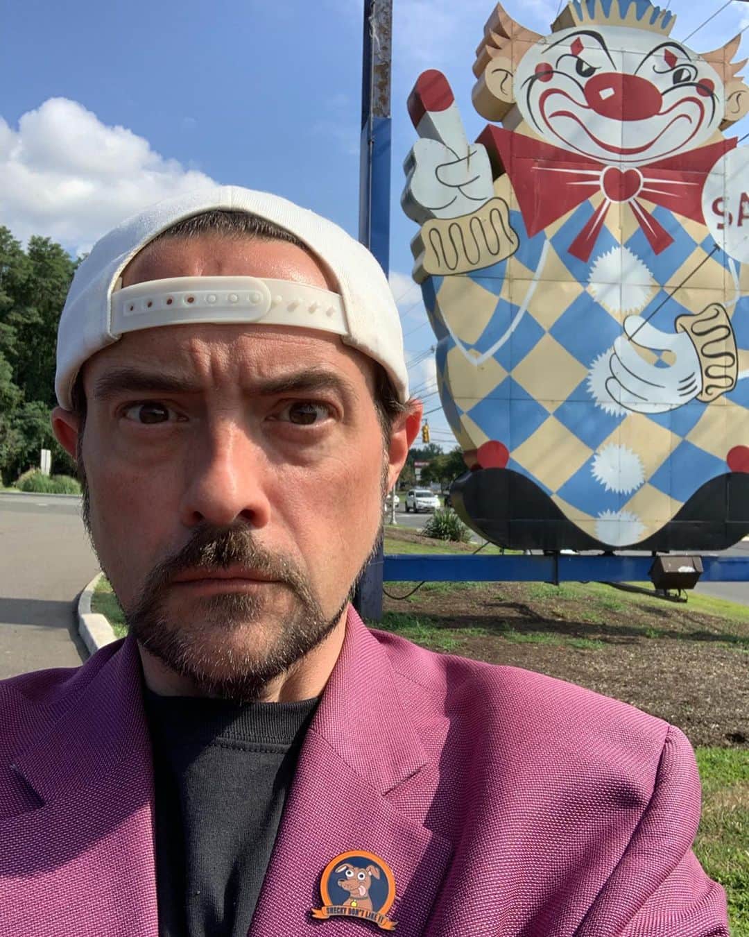 ケヴィン・スミスのインスタグラム：「Greetings from the Jersey Shore! Behind me is Calico the Clown, an iconic Middletown mainstay who has greeted and terrified traffic in Monmouth County since before I was born. Calico made a brief appearance in Clerks II and a weekly appearance throughout my childhood, so I’m always happy to see it still standing. Also happy that you good people are selling out lots of our @jayandsilentbob Reboot Roadshow dates! Look at all those Sold Out stamps! Many thanks, Kids! We kick off the tour in Jersey at the @asburyparkboardwalk on October 19th! Tickets in that 1500 seater are almost gone too, so if you’re thinking about seeing me and @jaymewes on the #rebootroadshow Tour, grab your tickets now! Link in my bio! #KevinSmith #JasonMewes #JayAndSilentBobReboot #jayandsilentbob #newjersey」