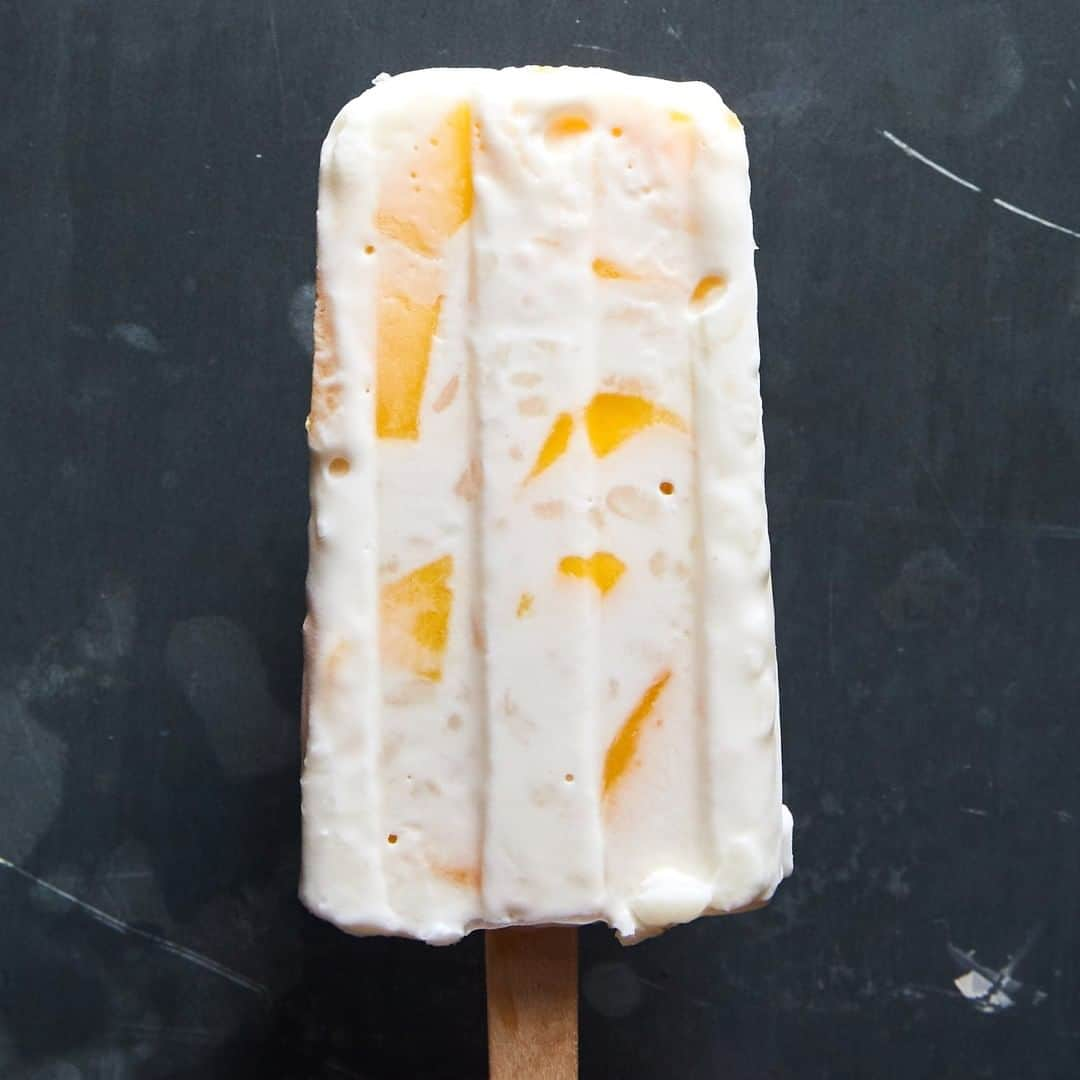 ニューヨーク・タイムズさんのインスタグラム写真 - (ニューヨーク・タイムズInstagram)「Mango sticky rice, but make it... an ice-cold pudding pop. For this take on the beloved Thai dessert, use glutinous sticky rice soaked overnight, then steamed. Don’t be tempted to use any other kind of rice here — the signature chew is a big part of this frozen treat's appeal. Click the link in our bio to get @samanthaseneviratne's @nytcooking recipe, or tag a friend who would love it. #nyticecream @linda.xiao took this photo.」8月4日 6時01分 - nytimes