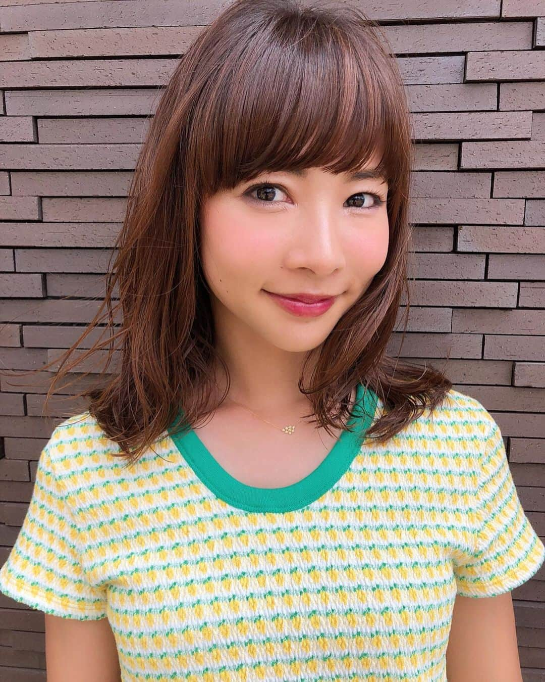 阪本智子さんのインスタグラム写真 - (阪本智子Instagram)「✄♡ #newhair ⭐✨ カット.カラー.トリートメントで トゥルトゥルヘアに◡̈⃝︎💚⋆︎* 🍍 naluのシャンプー＆トリートメントで、 お家ケアもバッチリ‼️ 夏は色々と大変だよねぇ😂☀️💦 ＊ ‪✂︎‬GIFT‪✂︎‬ 兵庫県西宮市高松町19-9 プレミスト西宮北口1F ☎︎0798-81-3667 @cheke0820 ＊ #hair #haircut #newhaircut #mediumhair #beauty #beautyhair #care #haircare #nalu #fishinggirl #ヘアカラー #ヘアスタイル #カット #トリートメント #紫外線対策 #艶髪 #ゆる巻き #阪本智子」8月4日 6時14分 - tomoko_sakamoto423