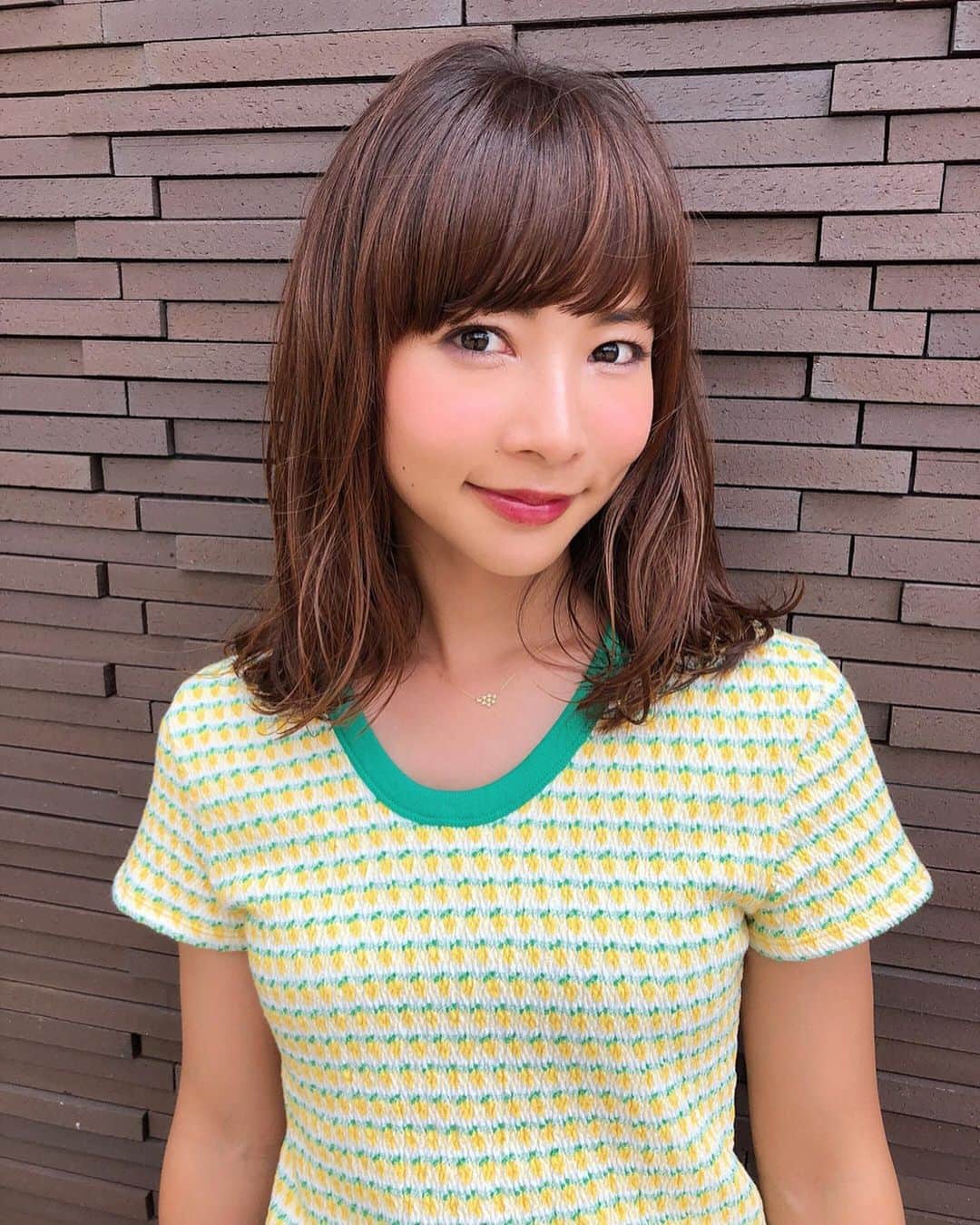 のインスタグラム：「✄♡ #newhair ⭐✨ カット.カラー.トリートメントで トゥルトゥルヘアに◡̈⃝︎💚⋆︎* 🍍 naluのシャンプー＆トリートメントで、 お家ケアもバッチリ‼️ 夏は色々と大変だよねぇ😂☀️💦 ＊ ‪✂︎‬GIFT‪✂︎‬ 兵庫県西宮市高松町19-9 プレミスト西宮北口1F ☎︎0798-81-3667 @cheke0820 ＊ #hair #haircut #newhaircut #mediumhair #beauty #beautyhair #care #haircare #nalu #fishinggirl #ヘアカラー #ヘアスタイル #カット #トリートメント #紫外線対策 #艶髪 #ゆる巻き #阪本智子」