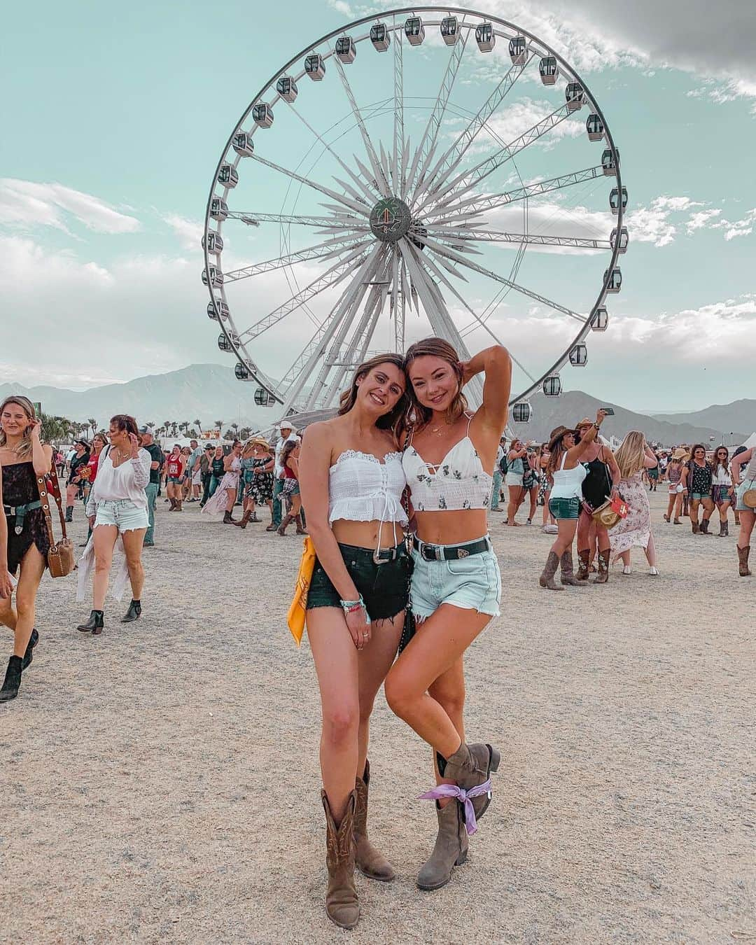 Meredith Fosterさんのインスタグラム写真 - (Meredith FosterInstagram)「Throwback to my 1st stagecoach when brie got punched in the face, my boot broke and I used a bandanna to hold it together, and a random couple gave us their artists passes to see Jason Aldean. Not sure how any festival will top this experience 😂」8月4日 6時11分 - meredithfoster