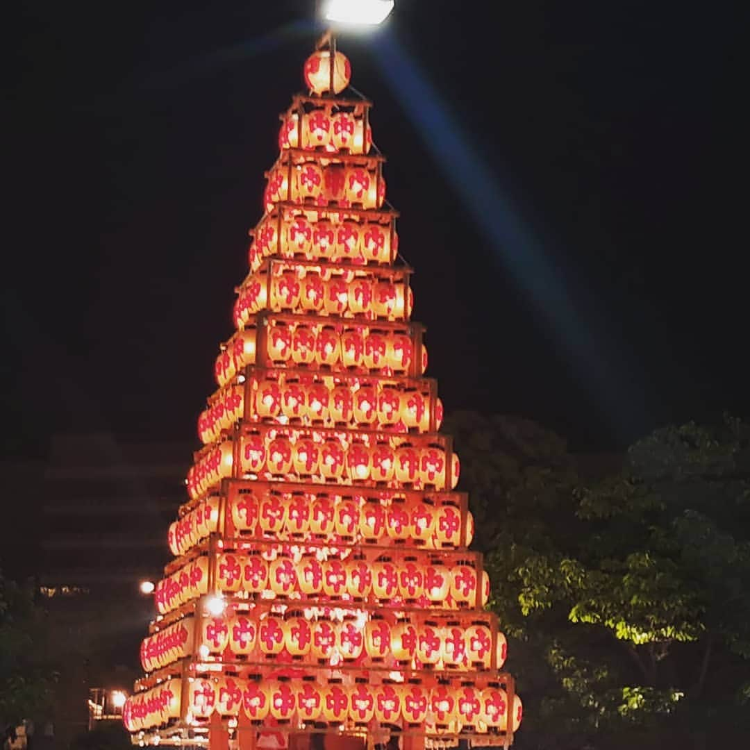 池尻和佳子さんのインスタグラム写真 - (池尻和佳子Instagram)「戸畑祇園大山笠、やはり美しかった‼️ 『ヨイトサ～ヨイトサ～』の掛け声が小倉城まで響いていましたよ。このタイミングで北九州に帰ってこられて良かった😊  わっしょい百万夏祭りは、今日フィナーレです🎆 #北九州#小倉 #戸畑祇園大山笠 #8基#揺れる #世界遺産#わっしょい #百万#夏祭り#今日 #今夜#フィナーレ」8月4日 6時16分 - wakako_ikejiri_rkb