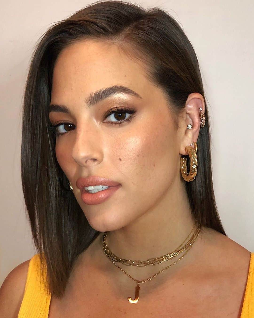 Revlonさんのインスタグラム写真 - (RevlonInstagram)「BIG NEWS 📣 Come meet @ashleygraham at our #RevlonxLolla booth TODAY at 5:30pm! . Makeup by @kaleteter . #Chicago #Lollapalooza #festivalmakeup #Lolla」8月4日 6時32分 - revlon