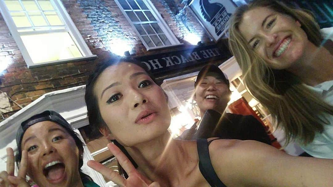 ジェーン・パークさんのインスタグラム写真 - (ジェーン・パークInstagram)「Three asians an an aussie walk into a bar.... 🙋🏻‍♀️💁🏻‍♀️🙆🏻‍♀️🙎‍♀️」8月4日 6時28分 - thejanepark