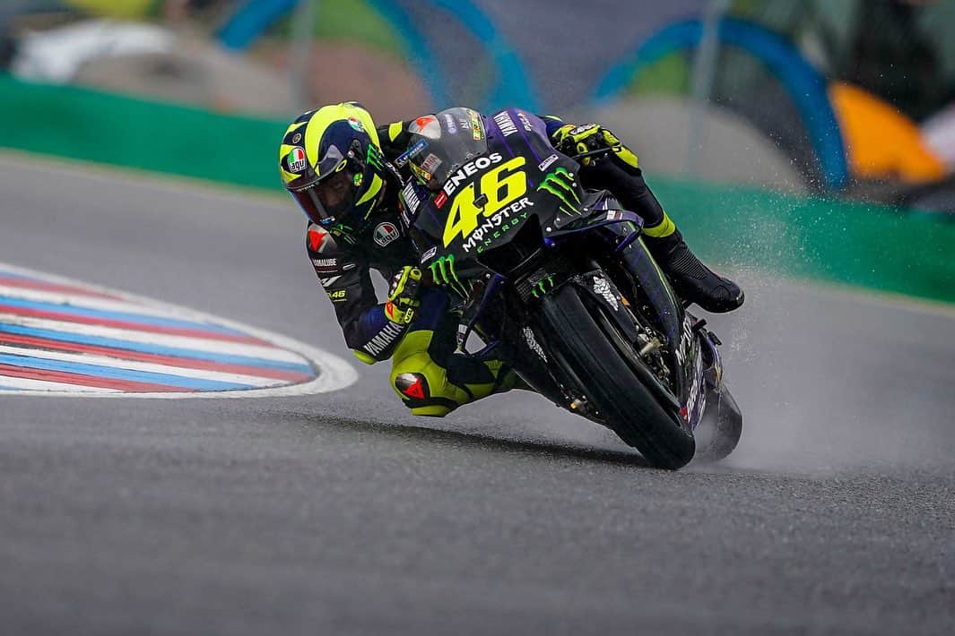 バレンティーノ・ロッシのインスタグラム：「Brno Circuit,Czech republic Saturday,official practice 📸 @falex79 @gigisoldano @jesusrobledo」